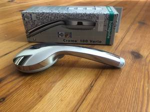 Die Handbrause Croma 100 von hansgrohe ist besonders groß und verfügt über ein leicht zu reinigendes Schmutzfangsieb.