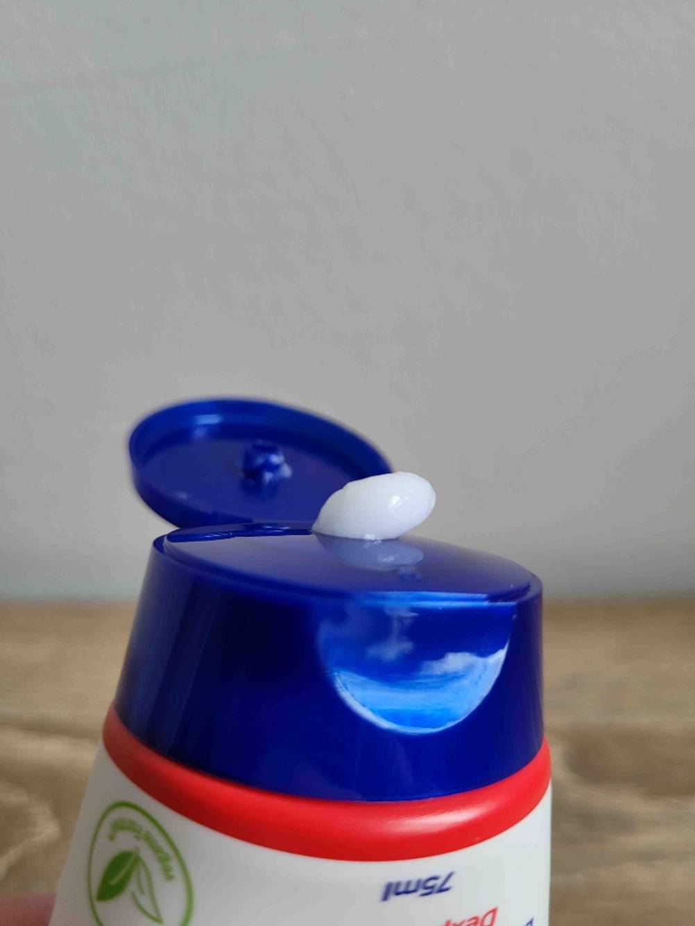 eine offene Tube Handcreme