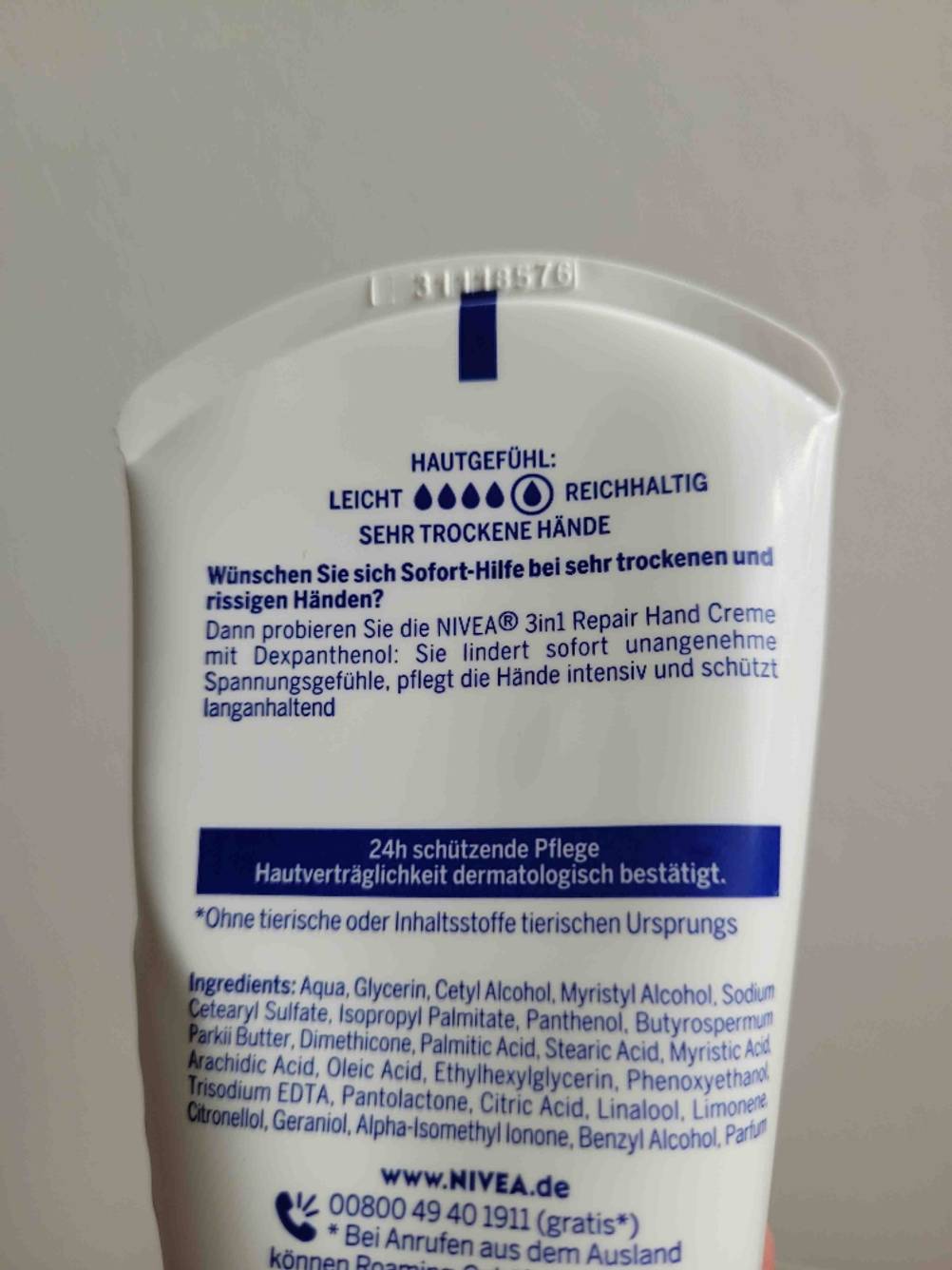 Handcreme für sehr trockene, rissige Hände im Test: Nahaufnahme der Rückseite mit Informationen.