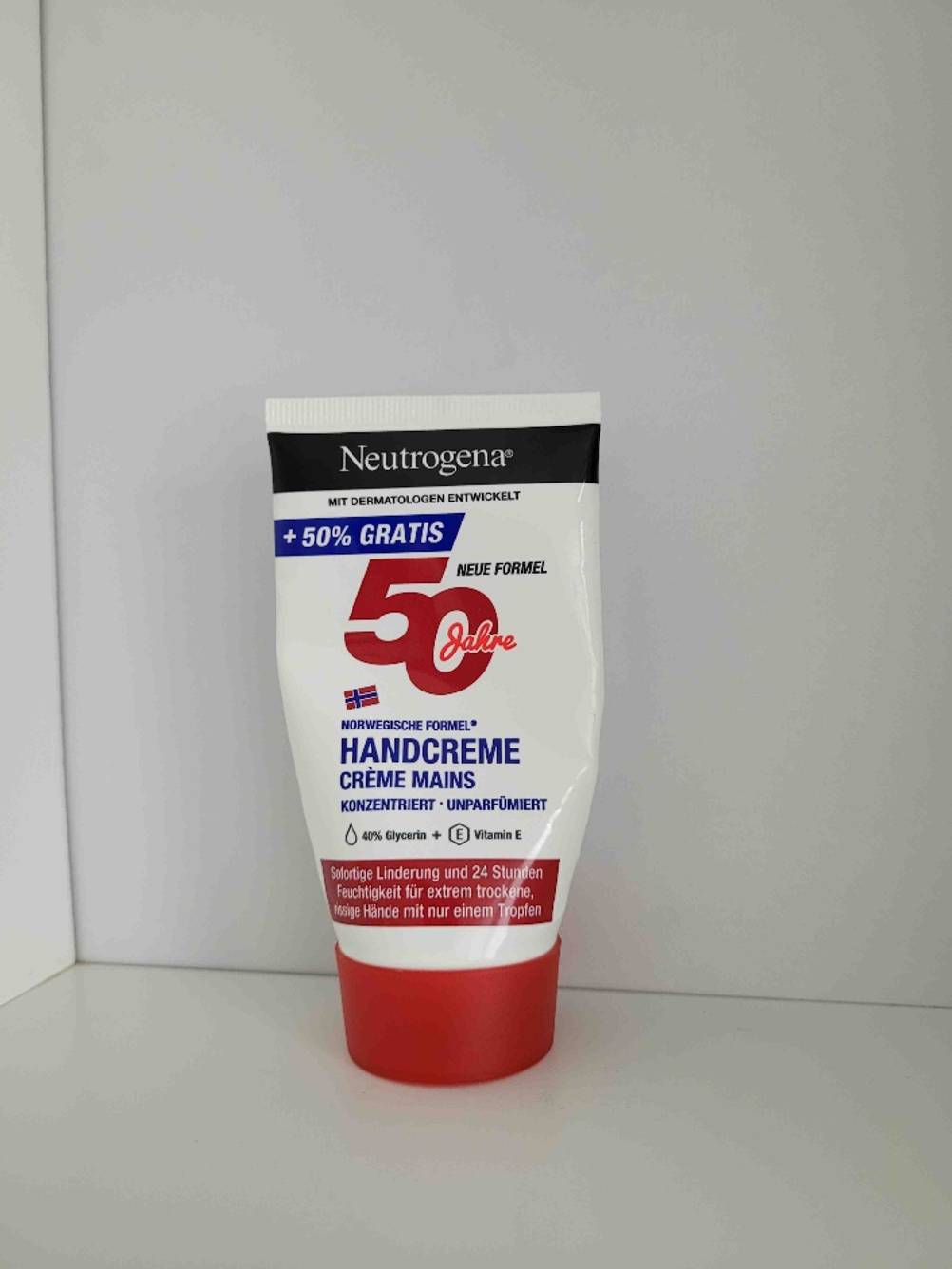 Handcreme für sehr trockene, rissige Hände-Test: Eine Tube von vorne vor einer hellen Fläche.
