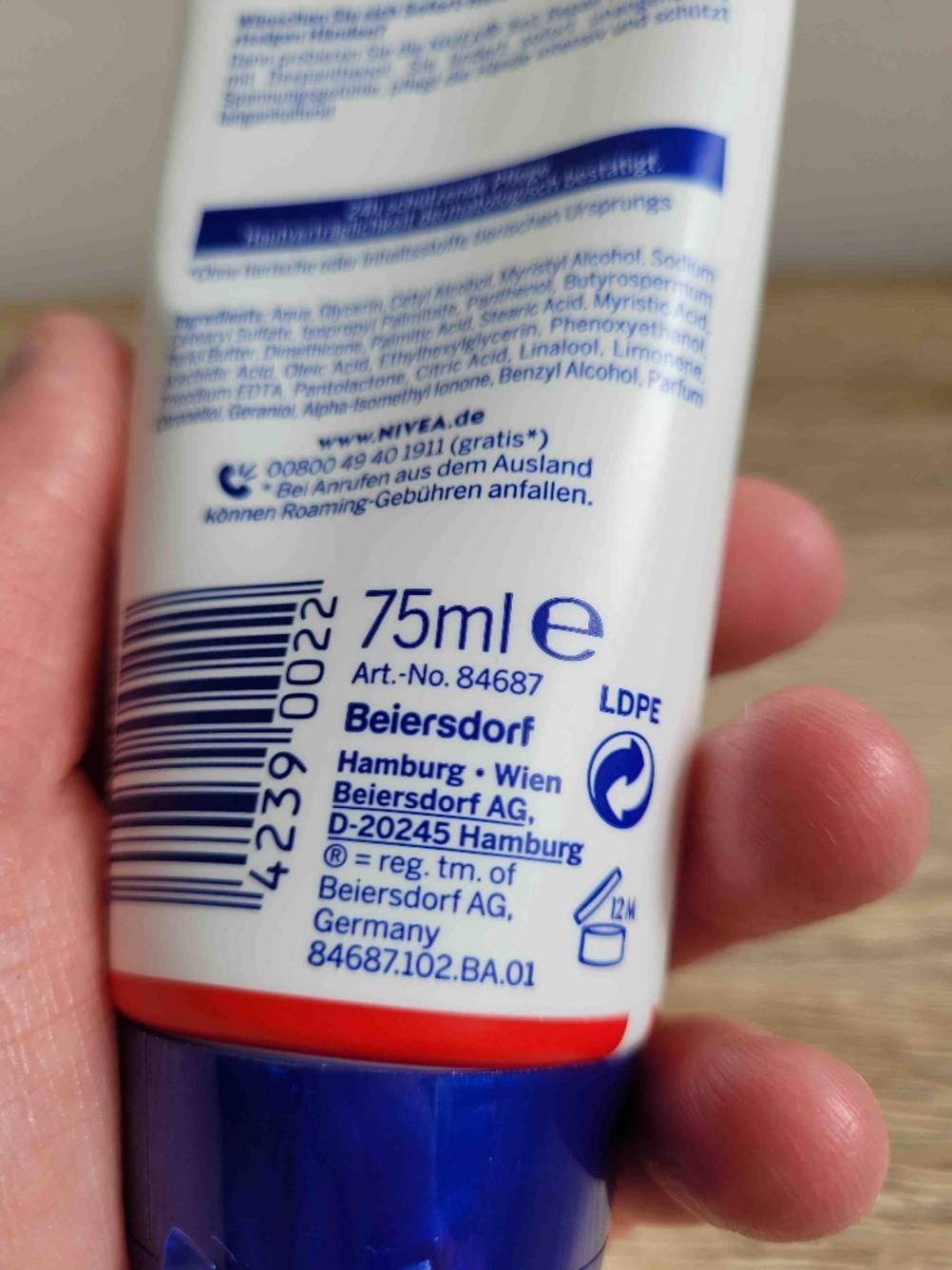 Handcreme für sehr trockene, rissige Hände getestet: Nahaufnahme der Rückseite mit ml-Angabe.