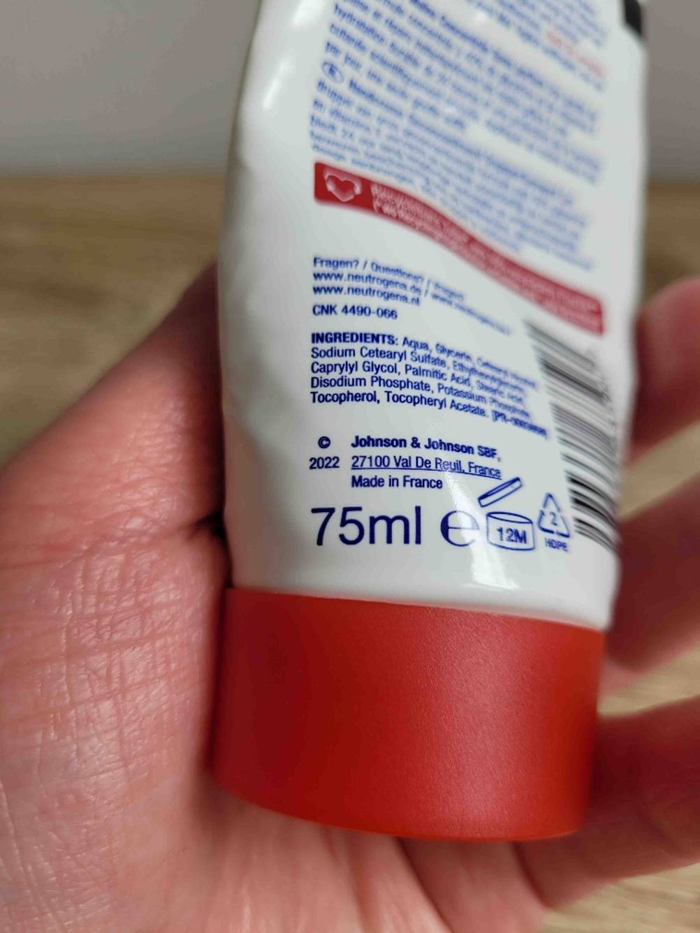 Handcreme für sehr trockene, rissige Hände getestet: Nahaufnahme der Rückseite mit Inhaltsangabe.