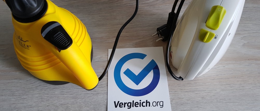 Die Kindersicherung zweier Handdampfreiniger ist im Fokus.