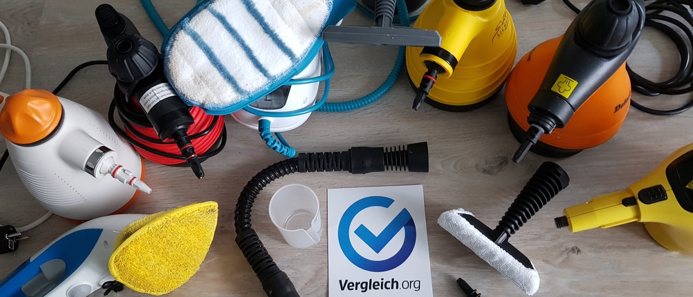 verschiedene Handdampfreiniger im Vergleich stehen auf dem Boden