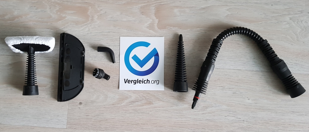 Handdampfreiniger mit verschiedenem Zubehör auf einem Boden