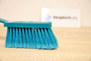 Handfeger im Test: Handfeger im Fokus, VGL-Schild im Hintergrund