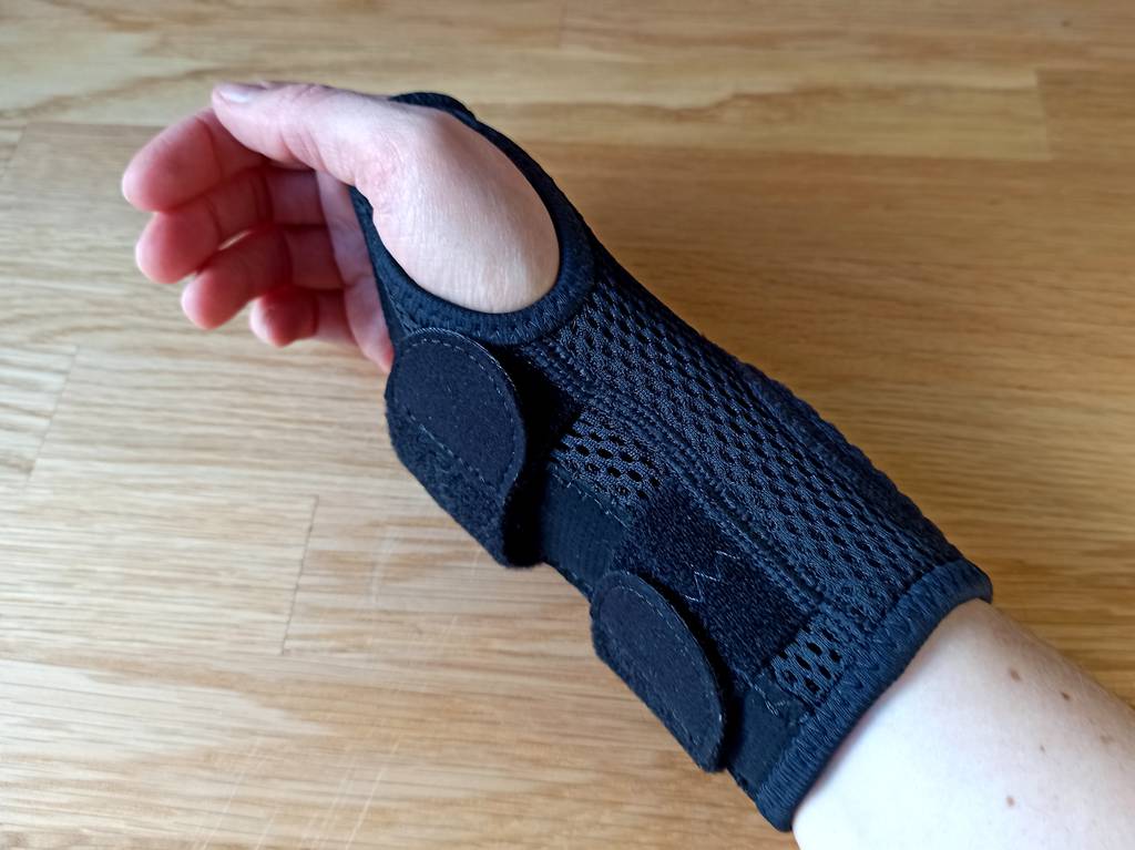 handgelenkbandage angezogen.