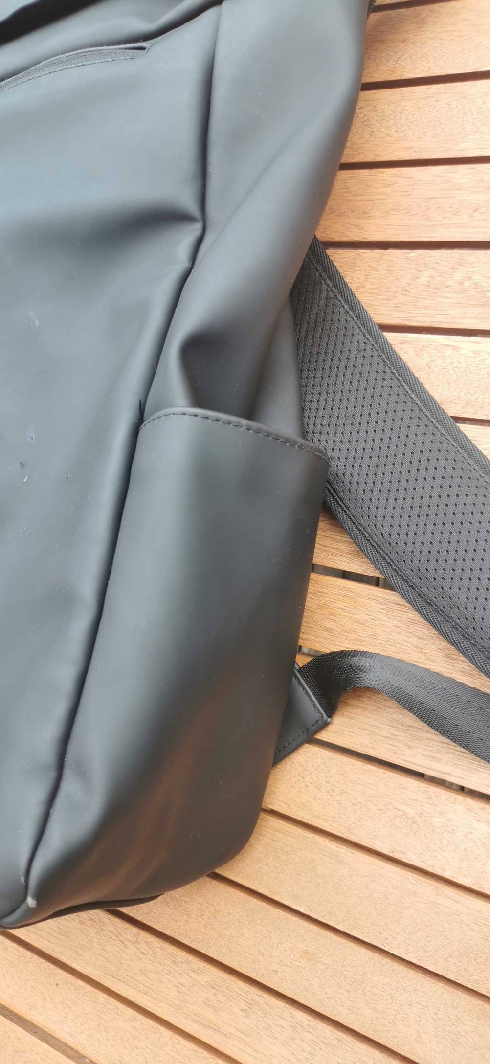 Im Test: Nahaufnahme der Aussentasche eines Handgepäck-Rucksacks.