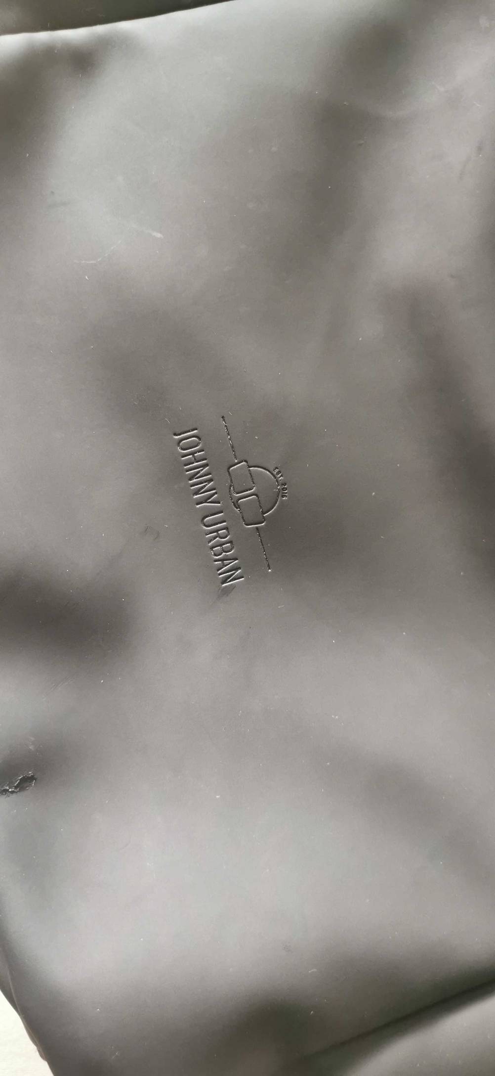 Handgepäck-Rucksack getestet: Detailaufnahme des eingeprägten Logos.