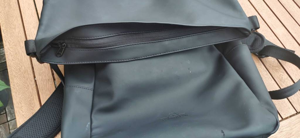 schwarzer handgepaeck-rucksack