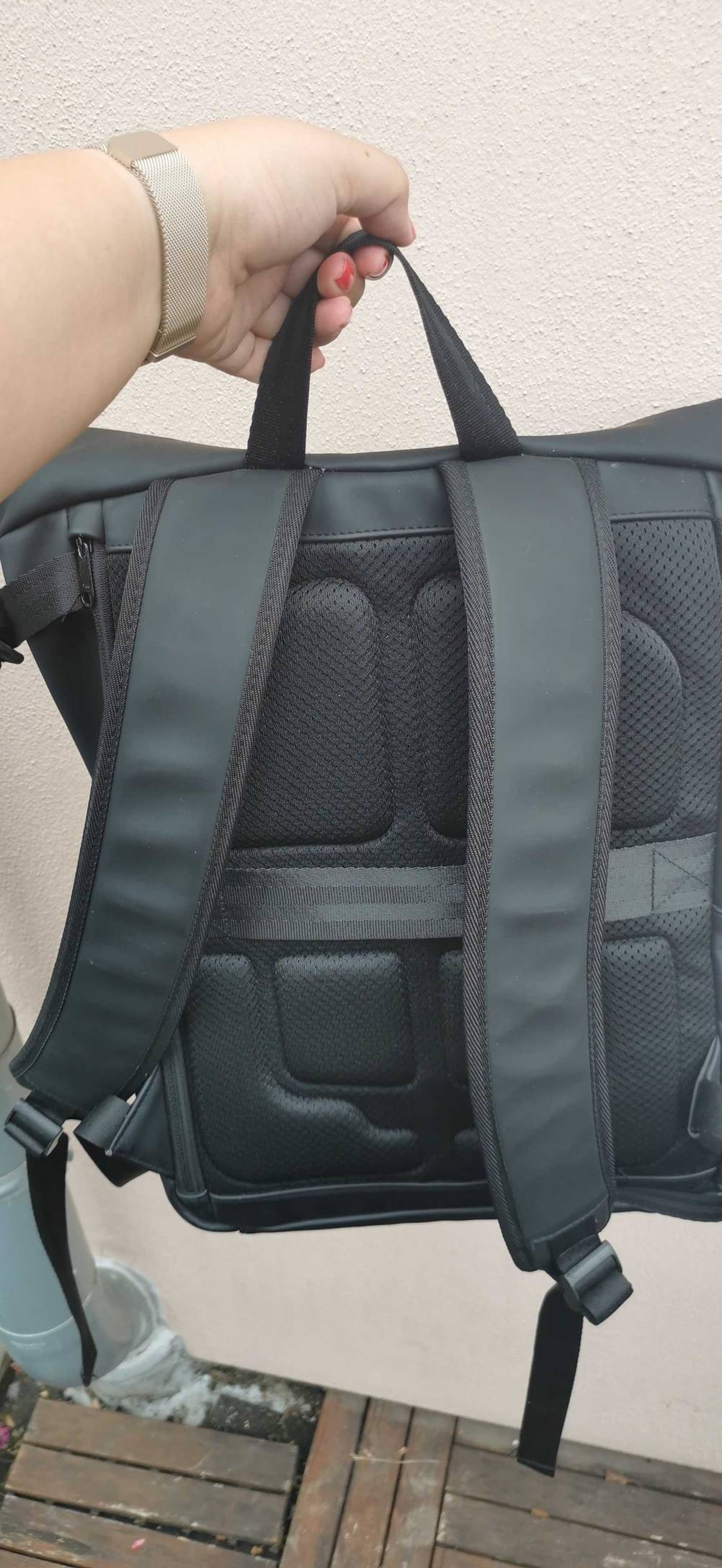 Schultergurte von der Rückseite eines handgepaeck-rucksack