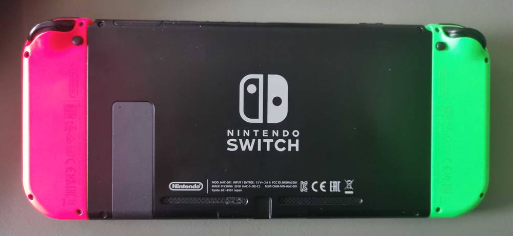 Im Test: Rückseite einer Handheld-Konsole auf einem grauen Boden.