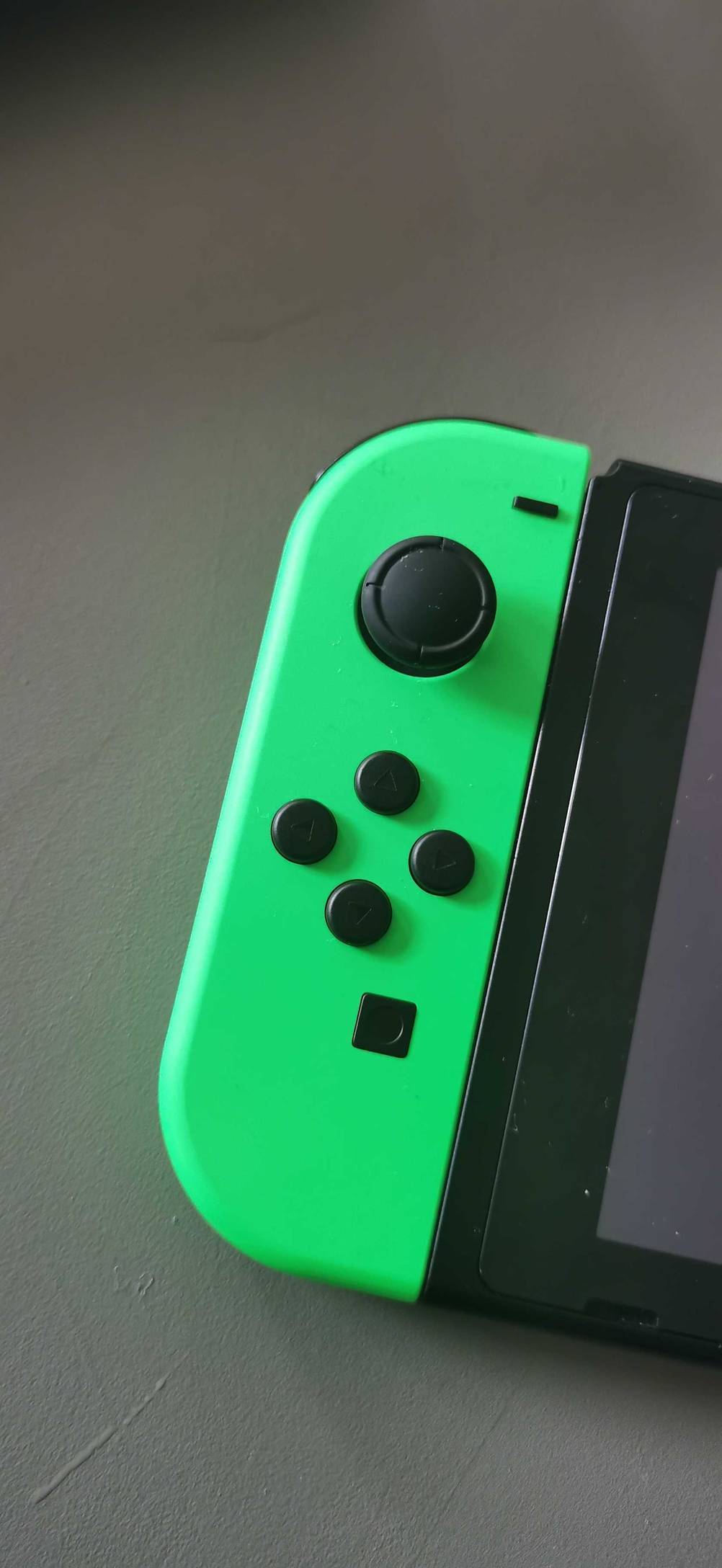 Handheld-Konsole geteste: Nahaufnahme der linken grünen Seite mit Bedienelementen.