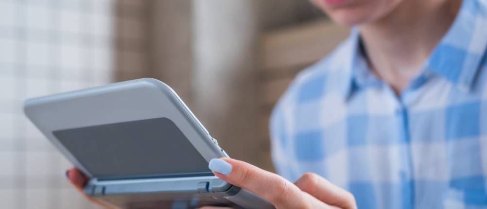 jemand spielt mit einer Handheld-Konsole