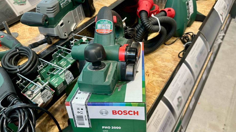 Getestet: Ein Handhobel von vorne auf seiner Verpackung stehend in einer Verkaufsfläche.