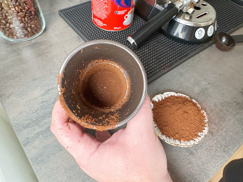 Handkaffeemühlen im Test: In der Kronos Handkaffeemühle ist viel Kaffeepulver elektrostatisch haften geblieben.