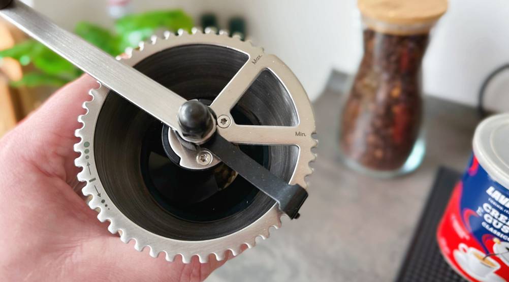 Handkaffeemühlen im Test: Nahaufnahme des Mahlwerks einer Kronos Handkaffeemühle.