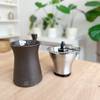 Handkaffeemühlen im Test: Eine auseinandergeschraubte Peugeot Kronos Handkaffeemühle steht auf einem Wohnzimmertisch.