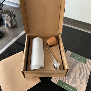Handkaffeemühle von Waldwerk in der geöffneten Verpackung