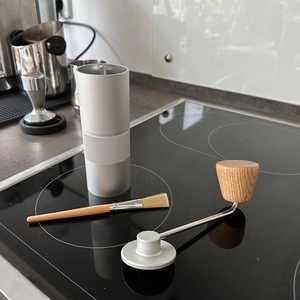 Handkaffeemühle von Waldwerk, ausgepackt auf einer Herdplatte