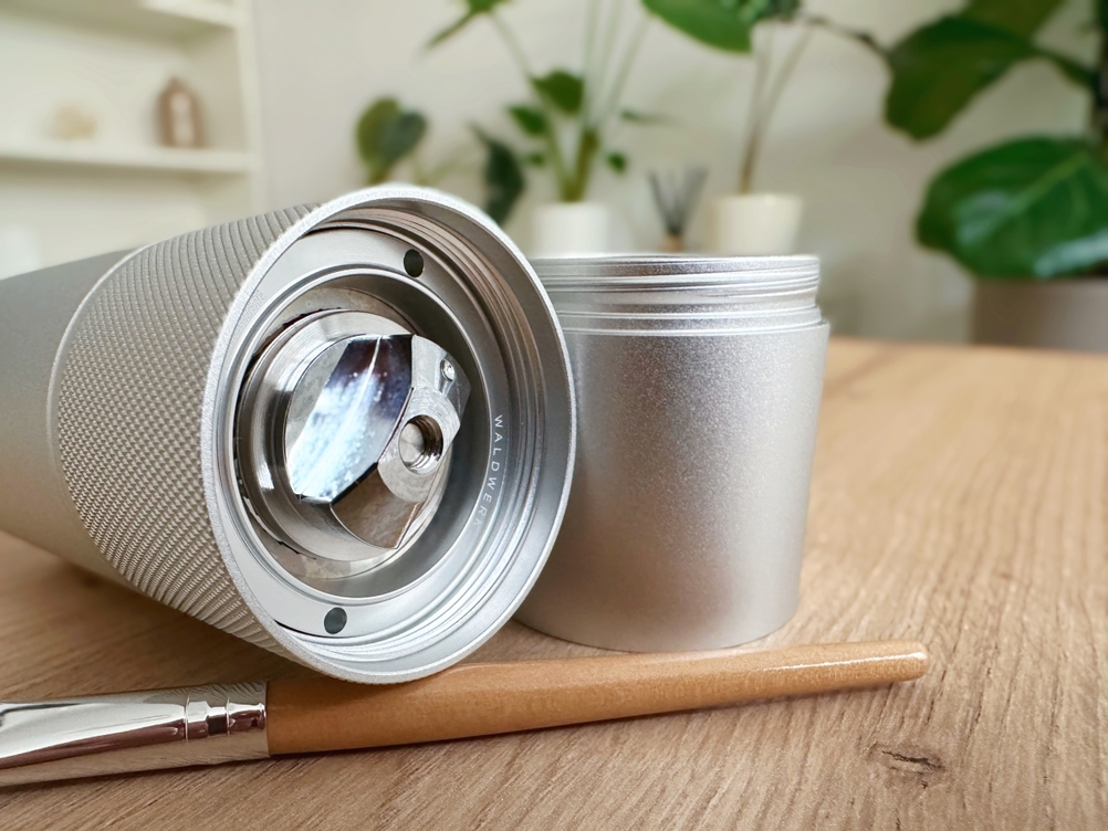 Handkaffeemühlen im Test: Eine Nahaufnahme des Mahlwerks der Waldwerk Kaffeemühle.