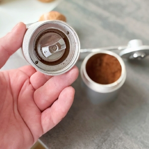 Handkaffeemühlen im Test: Nahaufnahme der Mahlgradeinstellung einer Waldwerk Kaffeemühle.