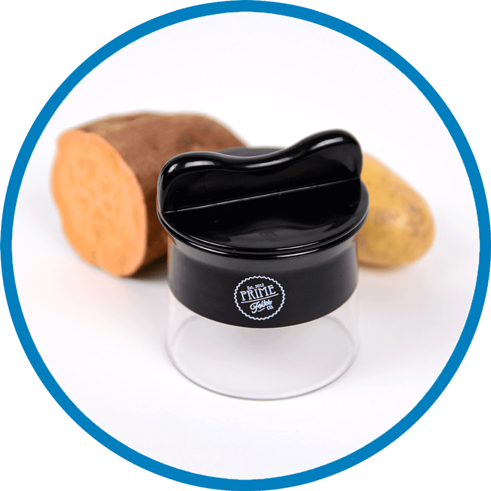 Kleiner Spiralschneider mit Gemüse im Hintergrund 