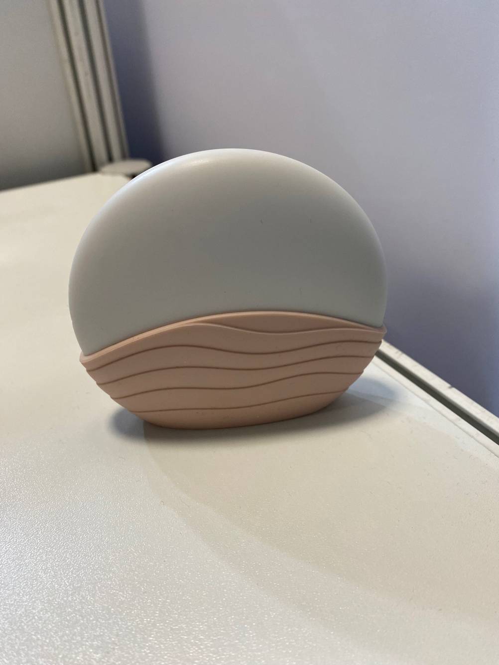 Getestet: Ein Handmassagegerät von der Seite auf einer hellen Fläche stehend.