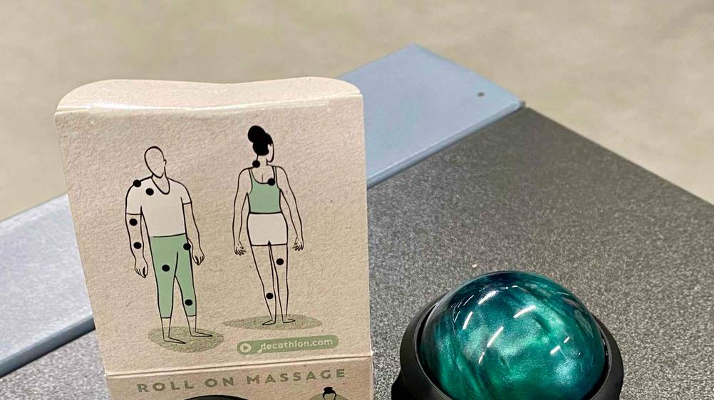 Nahaufnahme des Deckels mit einer Infografik der Originalverpackung des Handmassagegerät im Test.