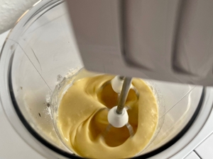 Handmixer-Test: Mit einem Handmixer wird ein dünner Teig gerührt.