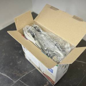 Handmixer getestet: Die Verpackung eines Bosch Styline MFQ4835DE ist aufgepackt.