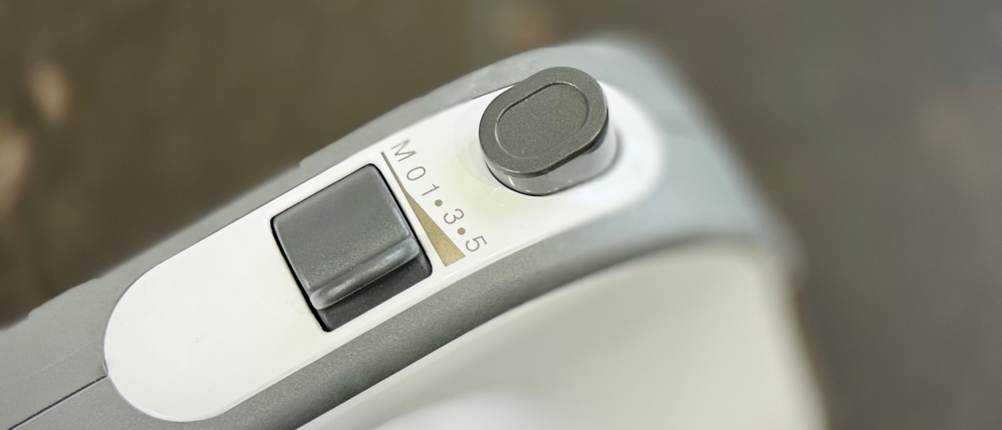 Handmixer getestet: Nahansicht der Bedienelemente des Bosch-Handmixers.