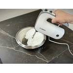 Handmixer im Test: Mit dem Bosch-Styline-Handmixer wird Eischnee in einer Metall-Schüssel aufgeschlagen.