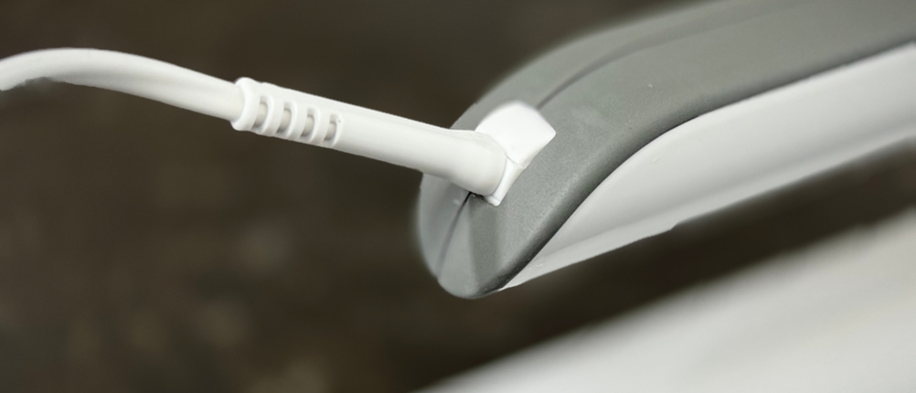 Handmixer-Test: Nahansicht der flexiblen Kabelbefestigung des Bosch-Handmixers.