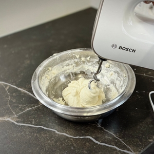 Test von Handmixern: Mit dem Bosch-Styline-Handmixer wird fester Teig geknetet.