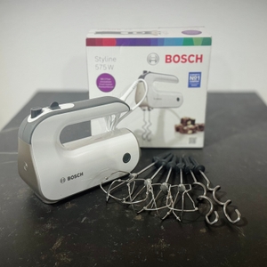 Handmixer getestet: Der Krups 3 Mix 9000 Handmixer getestet: Die Verpackung eines Bosch Styline MFQ4835DE steht zusammen mit dem Zubehör und der Verpackung auf einer Arbeitsfläche.