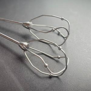 Handmixer im Test: Nahansicht der Knethaken des Bosch-Handmixers.