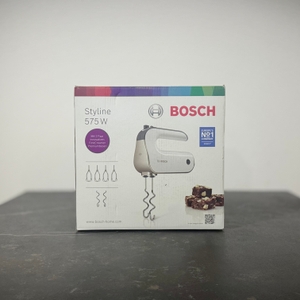 Handmixer getestet: Die Verpackung eines Bosch Styline MFQ4835DE steht auf einer grauen Arbeitsfläche.