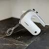 Handmixer-Test: Der Bosch Styline MFQ4835DE steht auf einer grauen Arbeitsfläche.