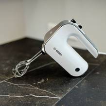 Handmixer-Test: Der Bosch Styline MFQ4835DE steht auf einer grauen Arbeitsfläche.