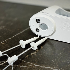 Handmixer-Test: Ansicht der Unterseite des Braun-Handmixers mit den beiden Rührbesen.