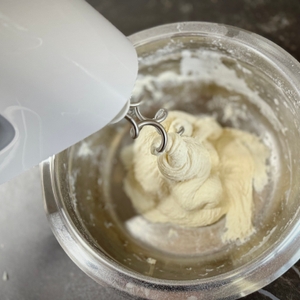 Handmixer-Test: Mit dem Braun-Handmixer wird fester Teig in einer Metallschüssel geknetet.