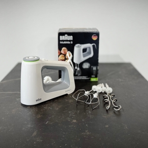 Handmixer getestet: Der Krups 3 Mix 9000 Handmixer getestet: Die Verpackung eines Braun MultiMix 5 HM 5000 steht zusammen mit dem Zubehör und der Verpackung auf einer Arbeitsfläche.