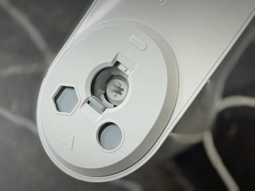 Handmixer getestet: Die Klappe der Stabmixer-Halterung auf der Unterseite des Braun-Handmixers ist geöffnet.