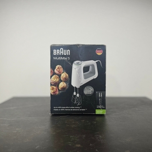 Handmixer getestet: Die Verpackung eines Braun MultiMix 5 HM 5000 steht auf einer grauen Arbeitsfläche.