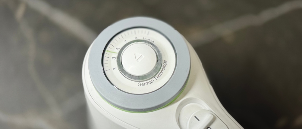 Test von Handmixern: Detailansicht des Wahlrads und des Schalters des Braun-Handmixers.