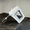Handmixer-Test: Der Braun MultiMix 5 HM 5000 steht auf einer grauen Arbeitsfläche.