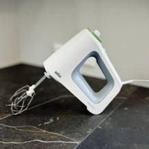 Handmixer-Test: Der Braun MultiMix 5 HM 5000 steht auf einer grauen Arbeitsfläche.