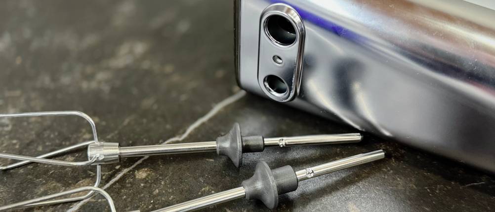 Handmixer im Test: Unterseite des Krups-Handmixers zusammen mit den Schneebesen.