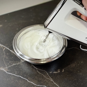Handmixer-Test: Mit dem Krups-Handmixer wird Eischnee aufgeschlagen.